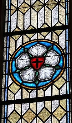 Kirchenfenster mit Lutherrose